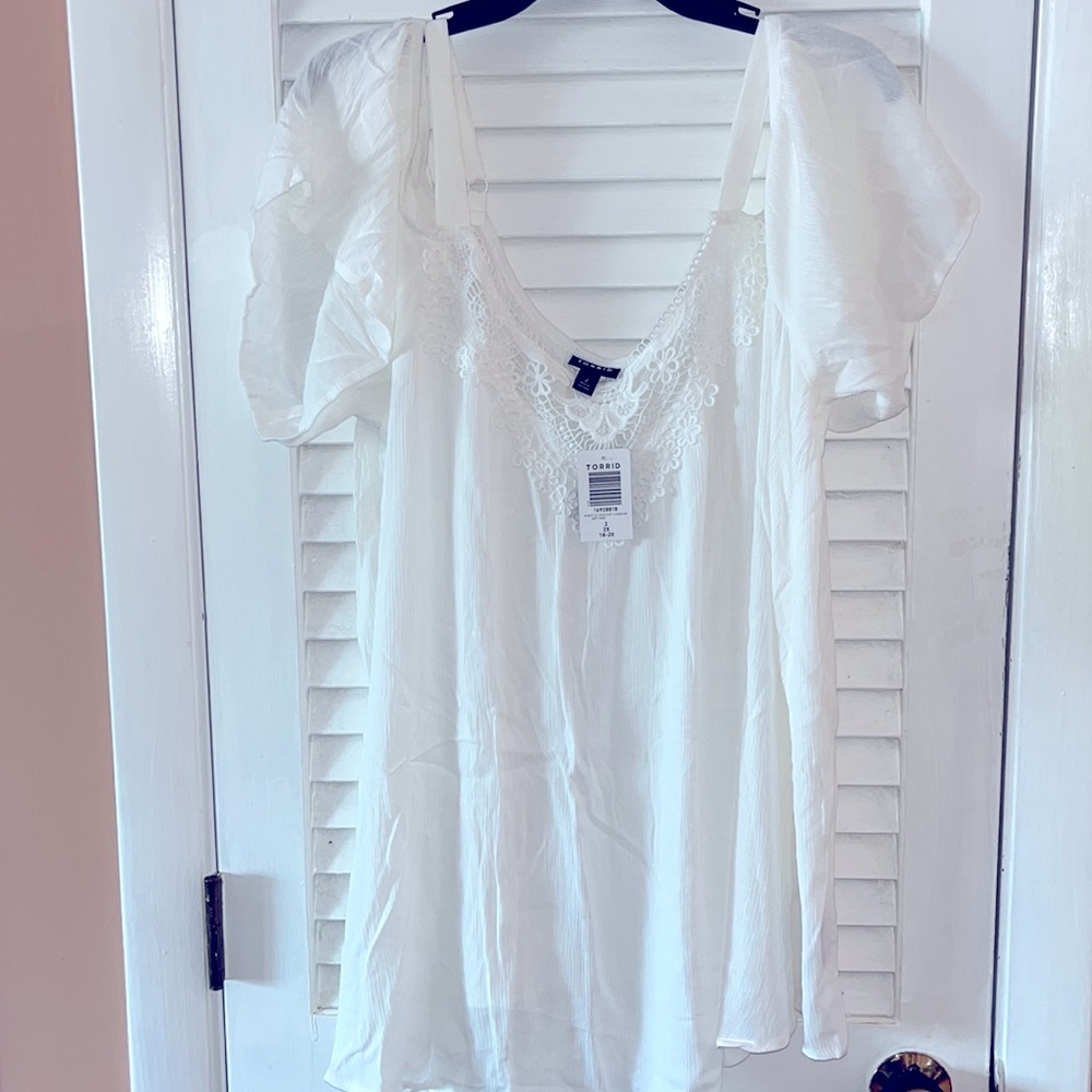 NWT- Extremely Cute Torrid White Crinkle Gauze Cold-shoulder Top